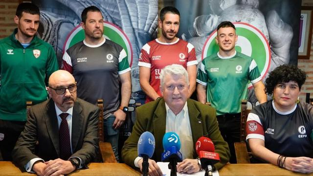 Juan Carlos Soto y Joxemari Mitxelena –sentados–, custodiados por parte de la Junta de la Federación de Euskadi de Pelota Vasca y trabajadores.