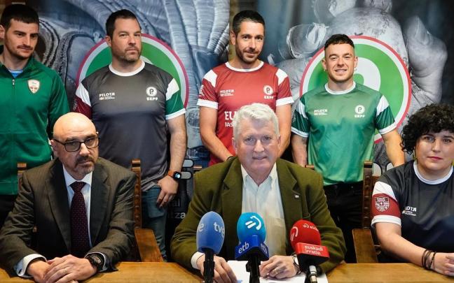 Juan Carlos Soto y Joxemari Mitxelena –sentados–, custodiados por parte de la Junta de la Federación de Euskadi de Pelota Vasca y trabajadores.