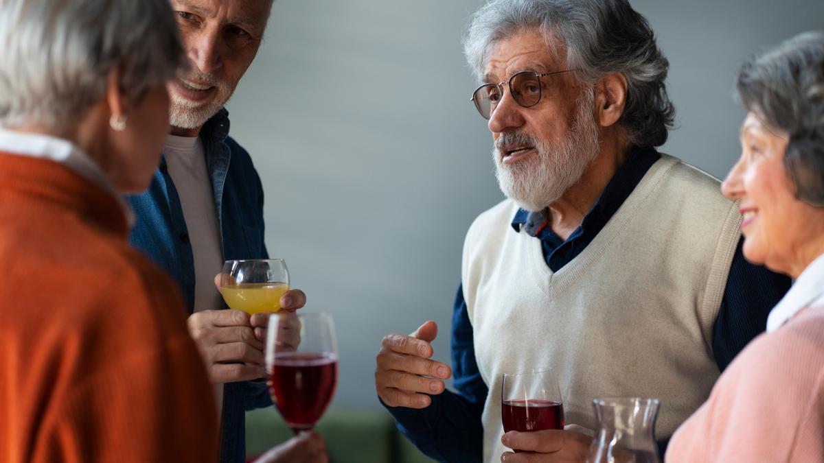 Un grupo de amigos bebiendo alcohol