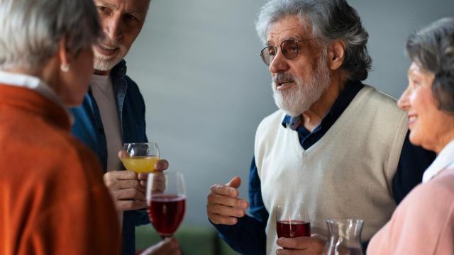 Un grupo de amigos bebiendo alcohol