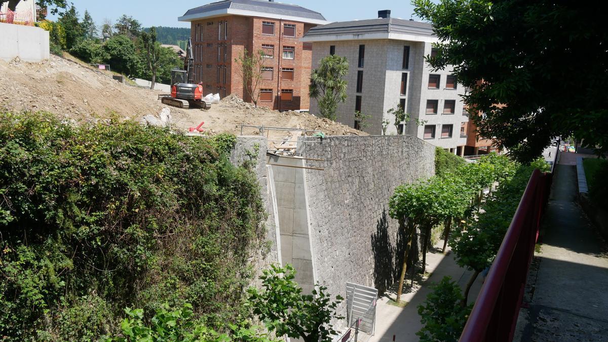 Obras para la instalación del ascensor de Itzurunbidea en Zumaia.