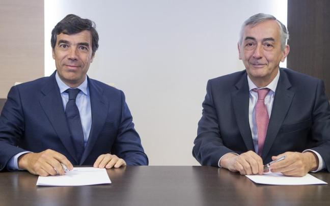 El presidente de Kutxabank, Anton Arriola, y el director general de Funcas, Carlos Ocaña