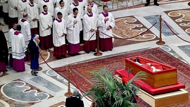 Sor Genevieve, la monja que se ha saltado el protocolo para llorar junto al féretro de su gran amigo, el Papa Francisco / X Sor Genevieve, la monja que se ha saltado el protocolo para llorar junto al féretro de su gran amigo, el Papa Francisco