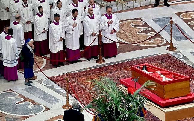 Sor Genevieve, la monja que se ha saltado el protocolo para llorar junto al féretro de su gran amigo, el Papa Francisco / X Sor Genevieve, la monja que se ha saltado el protocolo para llorar junto al féretro de su gran amigo, el Papa Francisco