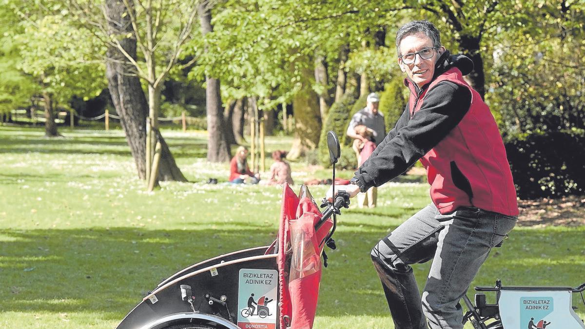 José Manuel Gómez, coordinador de Bizikletaz Adinik Ez (BAE), montado en un triciclo en Donostia.