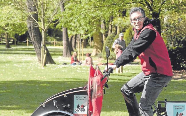 José Manuel Gómez, coordinador de Bizikletaz Adinik Ez (BAE), montado en un triciclo en Donostia.