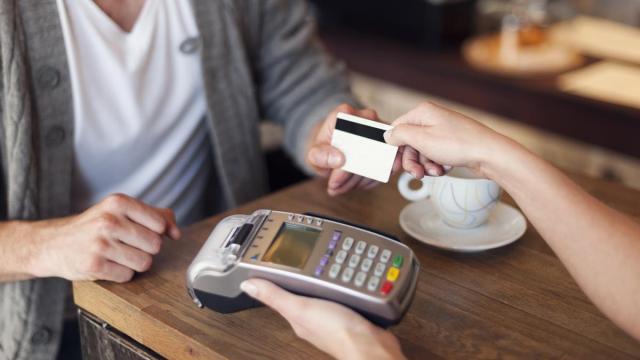 Pago con tarjeta bancaria en un comercio.
