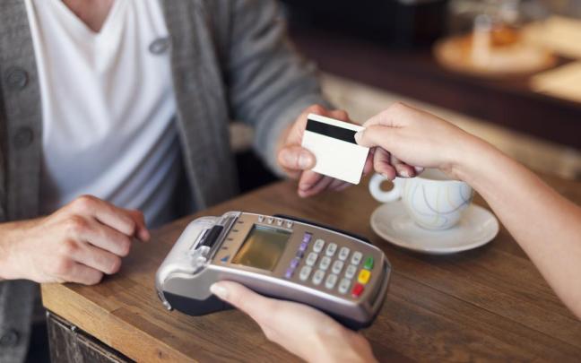 Pago con tarjeta bancaria en un comercio.