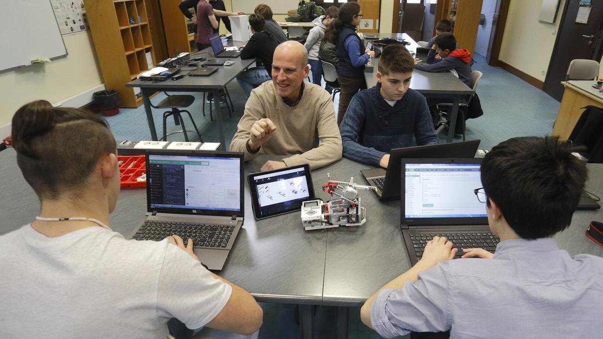 Clase de programación y robótica en el Instituto Miguel de Unamuno.