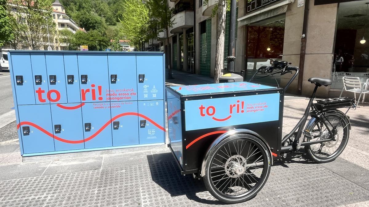 Las taquillas inteligentes instaladas en la calle Zapatari de Beasain y la bicicleta que realizará los repartos
