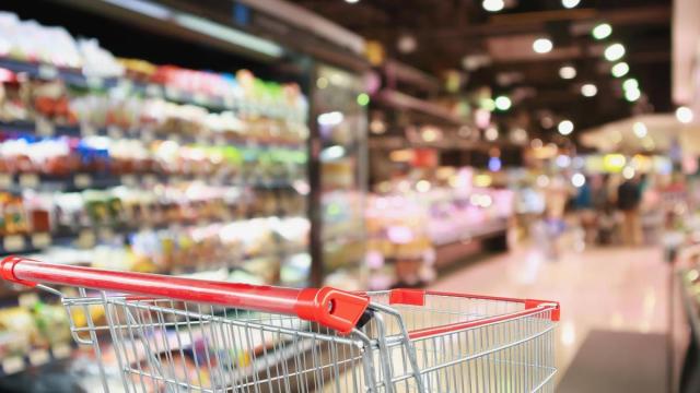 Una carrito de la compra en un supermercado.