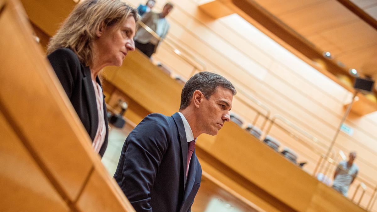 Pedro Sánchez junto a la ministra teresa Ribera en un pleno del Senado.