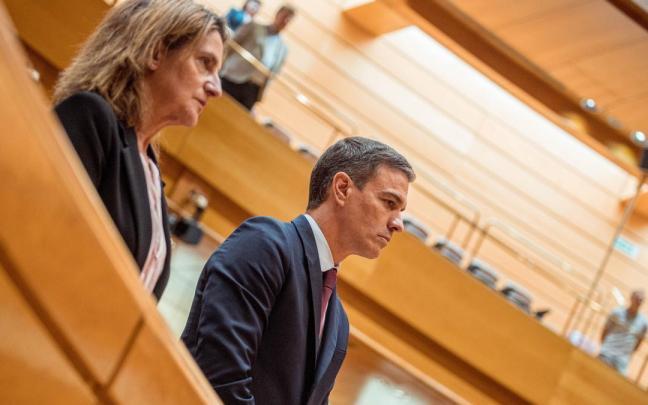Pedro Sánchez junto a la ministra teresa Ribera en un pleno del Senado. Pedro Sánchez junto a la ministra teresa Ribera en un pleno del Senado.