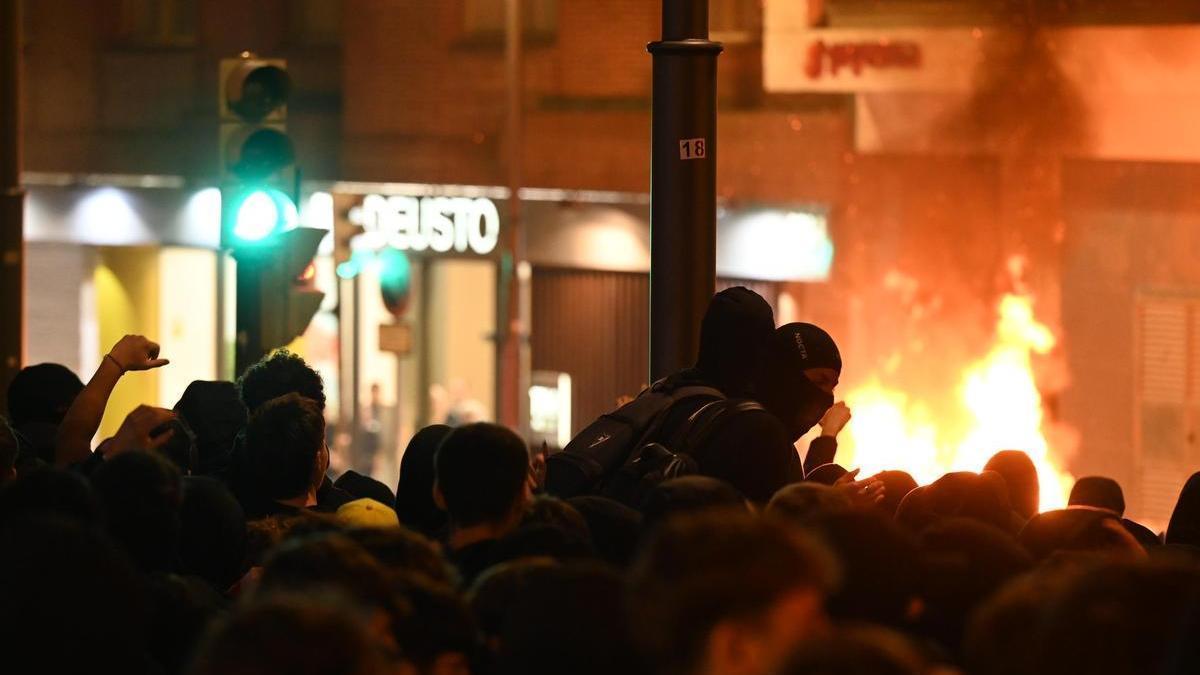 Varios contenedores quemados en Bilbao en las protestas contra el acto de Vito Quiles