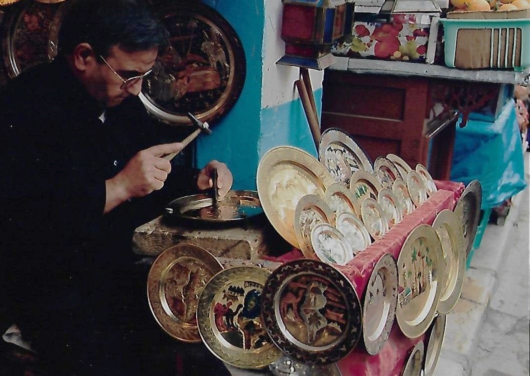 El tac tac de algunos artesanos parecen marcar el ritmo de la medina.