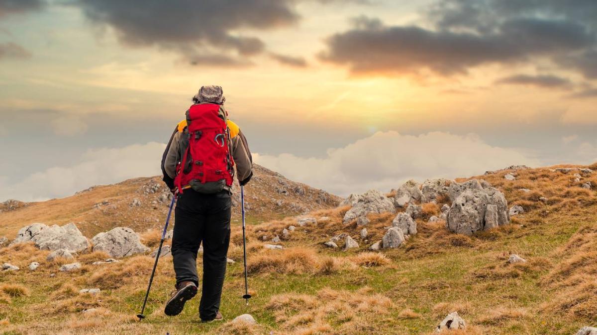 Una persona realiza una ruta por la montaña