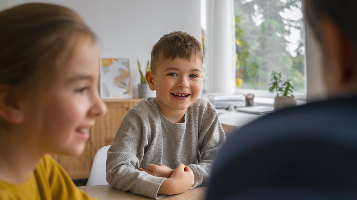 Niños hablan entre ellos mientras se ríen.
