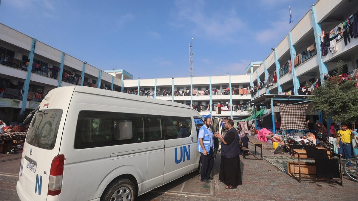 Un vehículo de Naciones Unidas en un colegio de la UNRWA en Gaza.