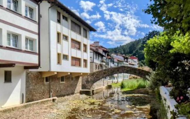 Ea es una auténtica joya costera con gran belleza natural