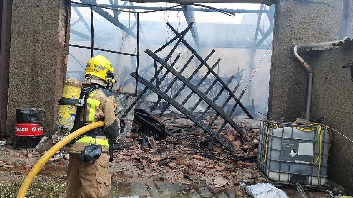 Imagen de archivo de los bombers de la Generalitat trabajando en un incendio.