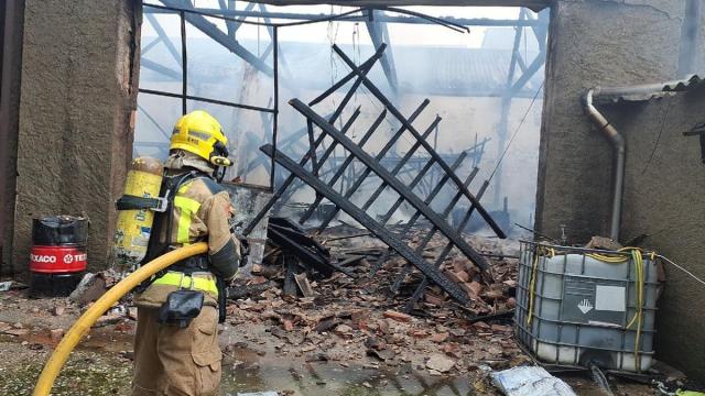 Imagen de archivo de los bombers de la Generalitat trabajando en un incendio.