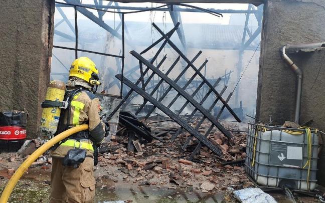 Imagen de archivo de los bombers de la Generalitat trabajando en un incendio.