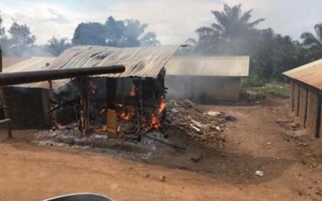 Una vivienda en llamas, en una imagen de archivo. Una vivienda en llamas, en una imagen de archivo.