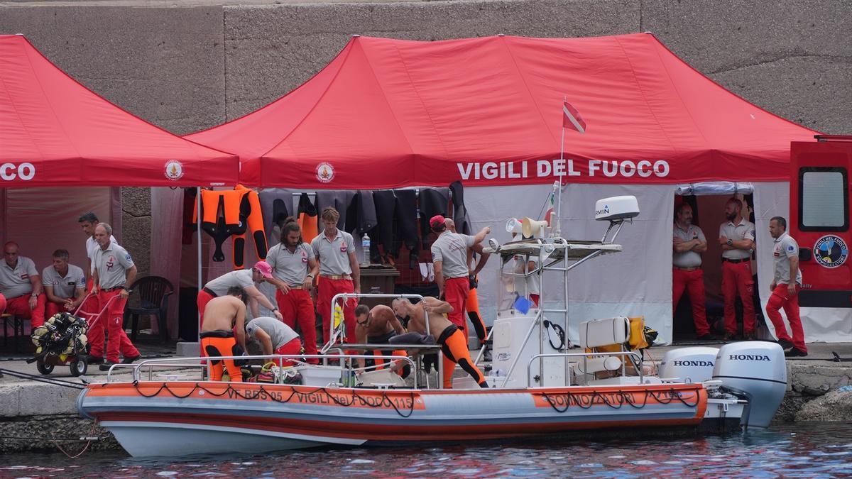 Miembros del equipo que estos días ha participado en los trabajos para recuperar los cuerpos de las víctimas del naufragio.