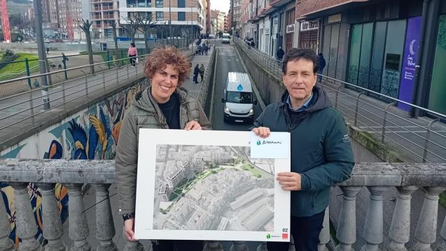 Asier Iragorri y Zuriñe Goikoetxea junto al túnel que será cubierto y remodelado