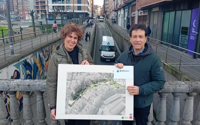 Asier Iragorri y Zuriñe Goikoetxea junto al túnel que será cubierto y remodelado