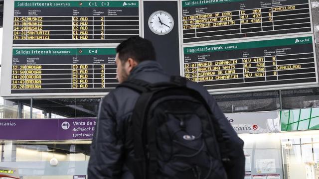 La huelga de maquinistas afecta a casi la mitad del servicio ferroviario en Euskadi en su primera jornada