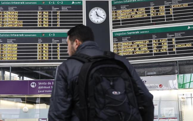 La huelga de maquinistas afecta a casi la mitad del servicio ferroviario en Euskadi en su primera jornada
