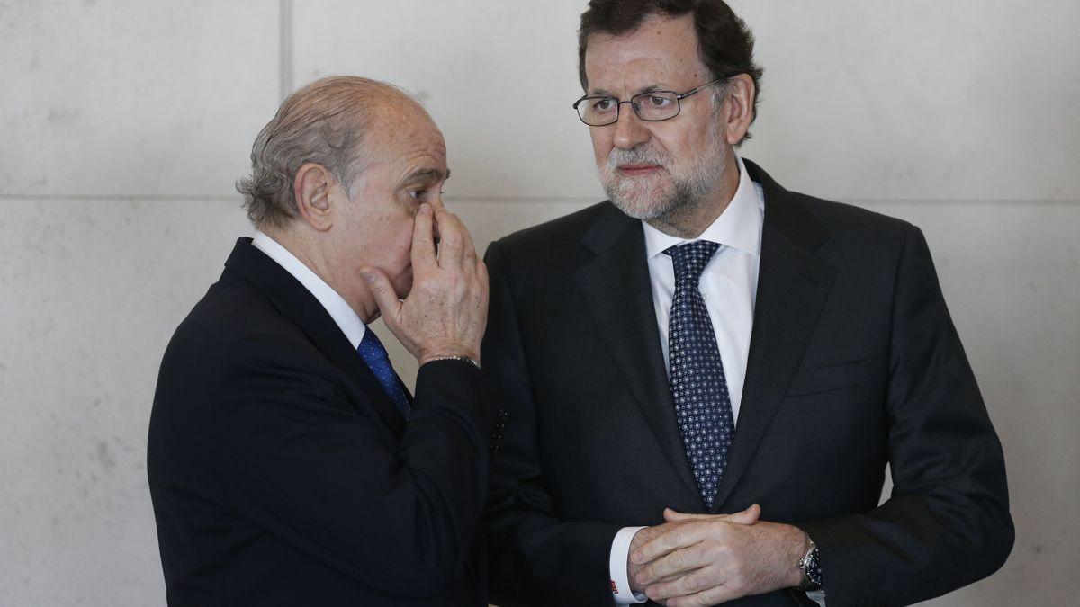 El expresidente del Gobierno español, Mariano Rajoy, con el entonces ministro del Interior, Jorge Fernández Díaz