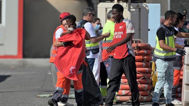 Efectivos de emergencias atienden a personas en el muelle de La Restinga, en el municipio de El Pinar, Islas Canarias.