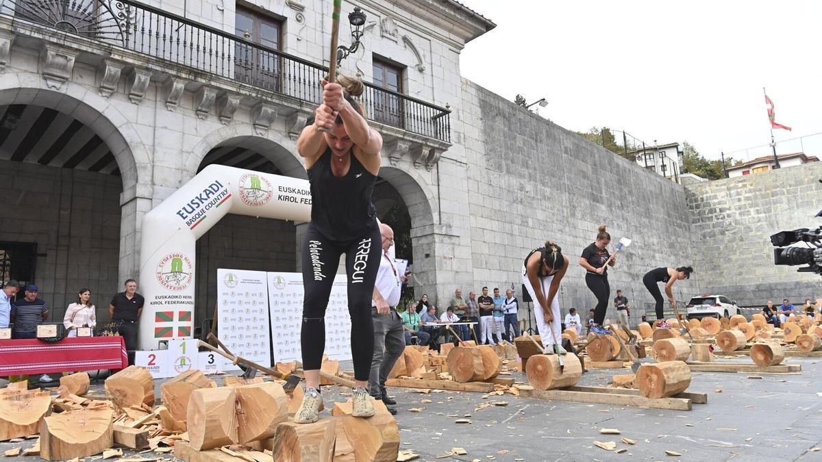 Nerea Arruti, en la cita del año pasado en Elgoibar, donde se caló por tercera vez la txapela de campeona.