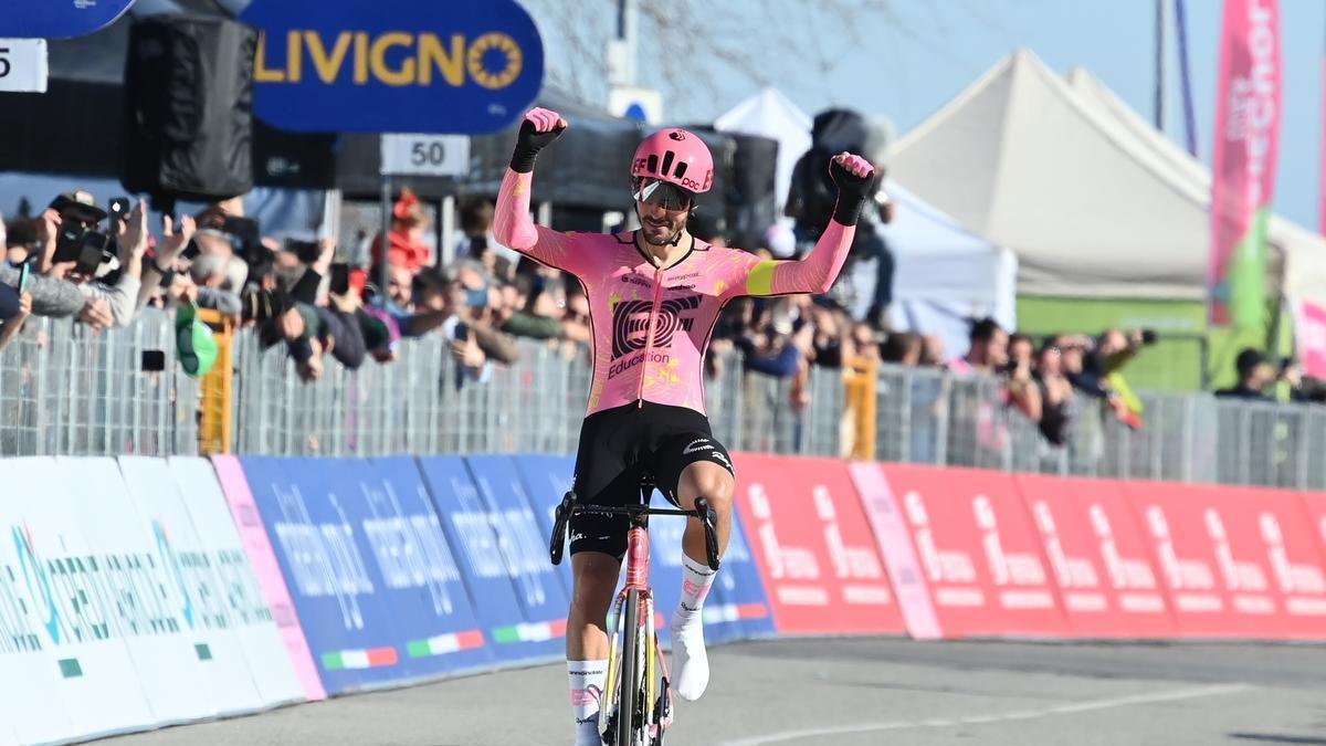 Bettiol festeja la victoria tras un ataque de larga distancia.