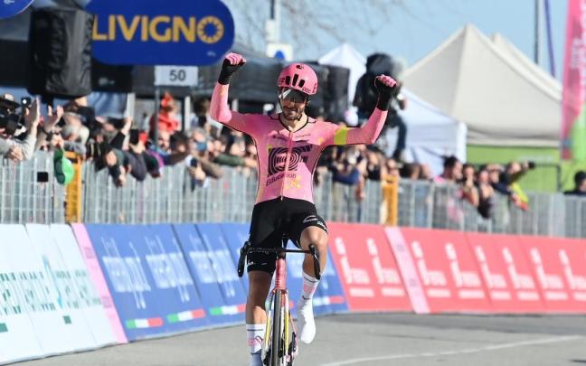 Bettiol festeja la victoria tras un ataque de larga distancia.
