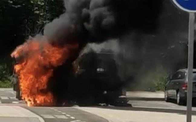 Arde en Lezkairu una máquina limpiadora del Ayuntamiento de Pamplona