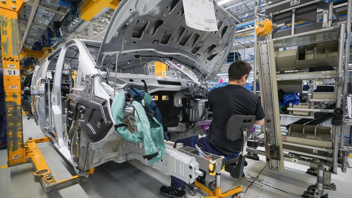 Un trabajador en la fábrica de Mercedes-Benz de Gasteiz.