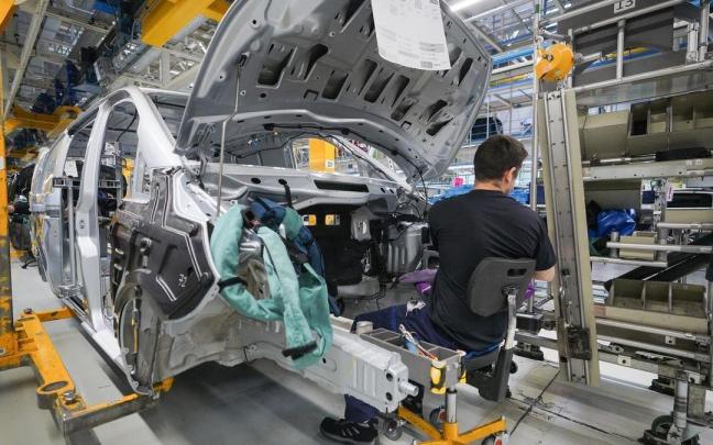 Un trabajador en la fábrica de Mercedes-Benz de Gasteiz.