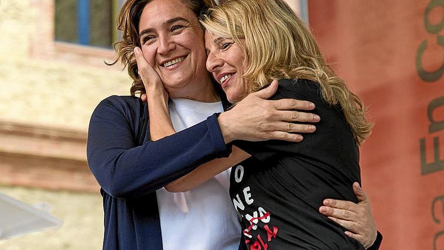 Yolanda Díaz visitó Barcelona en apoyo de Ada Colau, como reflejaba irónicamente su camiseta. | FOTO: EFE
