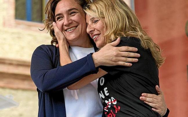 Yolanda Díaz visitó Barcelona en apoyo de Ada Colau, como reflejaba irónicamente su camiseta. | FOTO: EFE