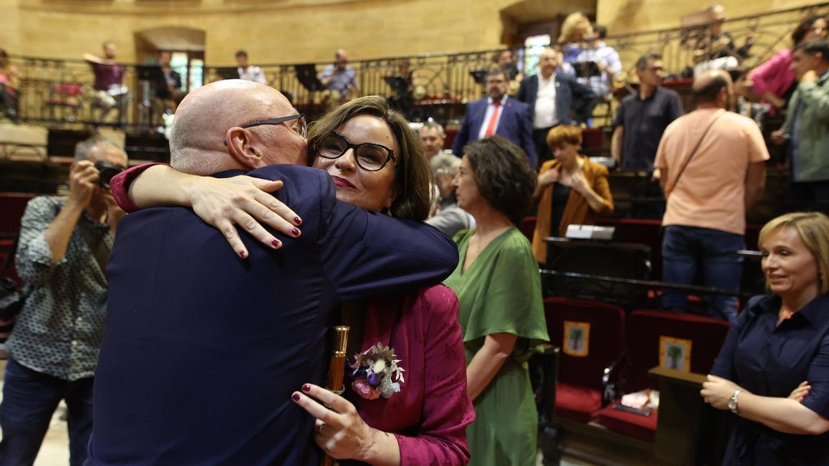 Elixabete Etxanobe se funde en un abrazo con el hasta ahora diputado foral de Hacienda, Jose María Iruarrizaga
