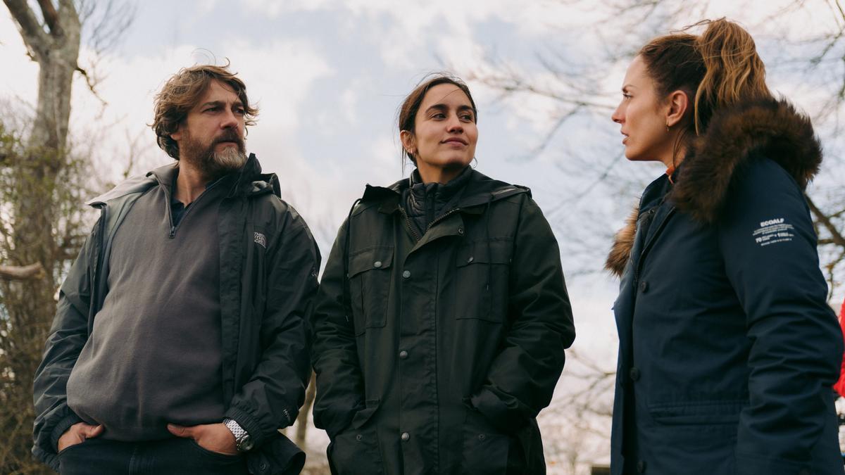 Félix Gómez, Megan Montaner y Silvia Alonso, en una escena de ‘La Caza. Irati’