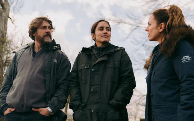 Félix Gómez, Megan Montaner y Silvia Alonso, en una escena de ‘La Caza. Irati’