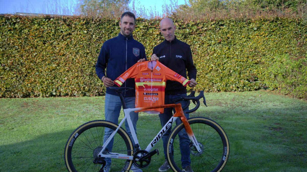 Felipe Orts e Iñaki Isasi, presidente de la Fundación Euskadi, con el maillot naranja que estrenará el alicantino.