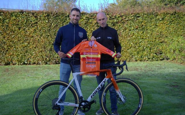 Felipe Orts e Iñaki Isasi, presidente de la Fundación Euskadi, con el maillot naranja que estrenará el alicantino.