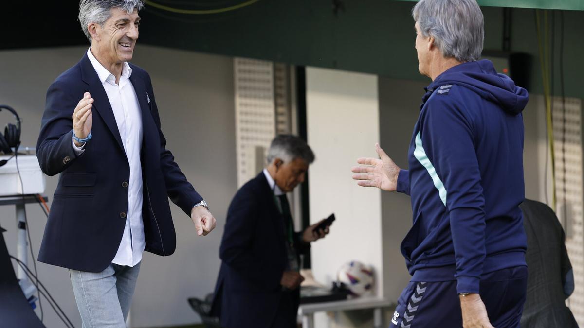 Imanol Alguacil saluda a Pellegrini, este domingo. / JULIO MUÑOZ