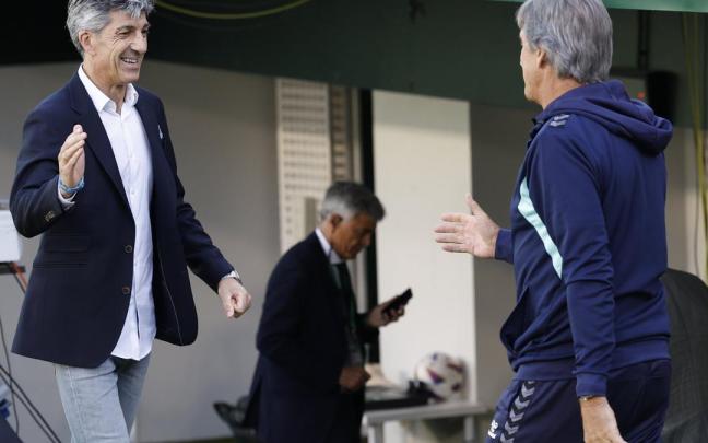 Imanol Alguacil saluda a Pellegrini, este domingo. / JULIO MUÑOZ