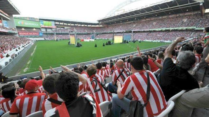 Imagen de las pantallas de San Mamés en la final de Europa League / DEIA